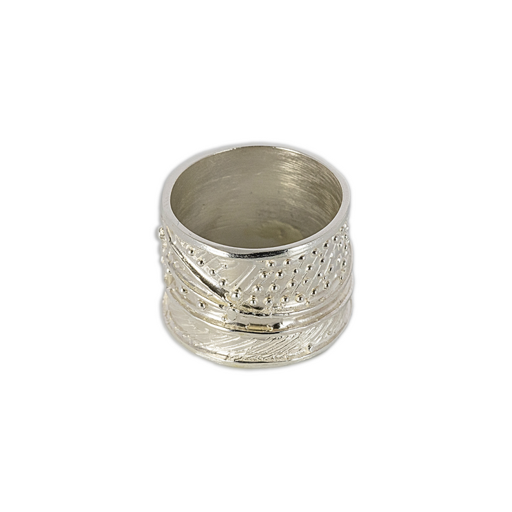 Anello a fascia decorata con maschere