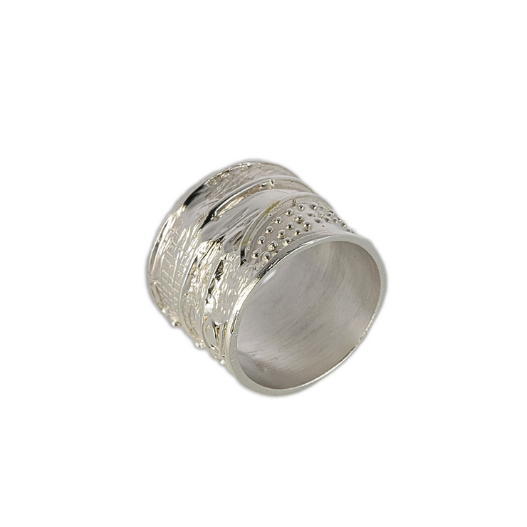 Anello a fascia decorata con maschere