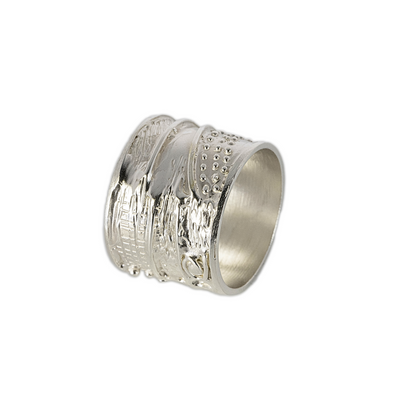 Anello a fascia decorata con maschere