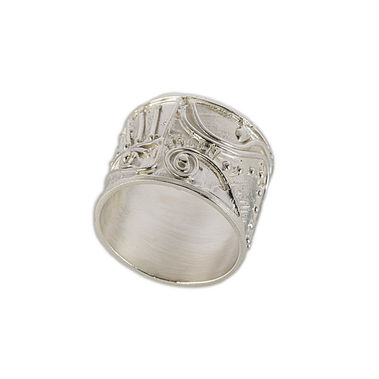 Anello a fascia decorata con maschere